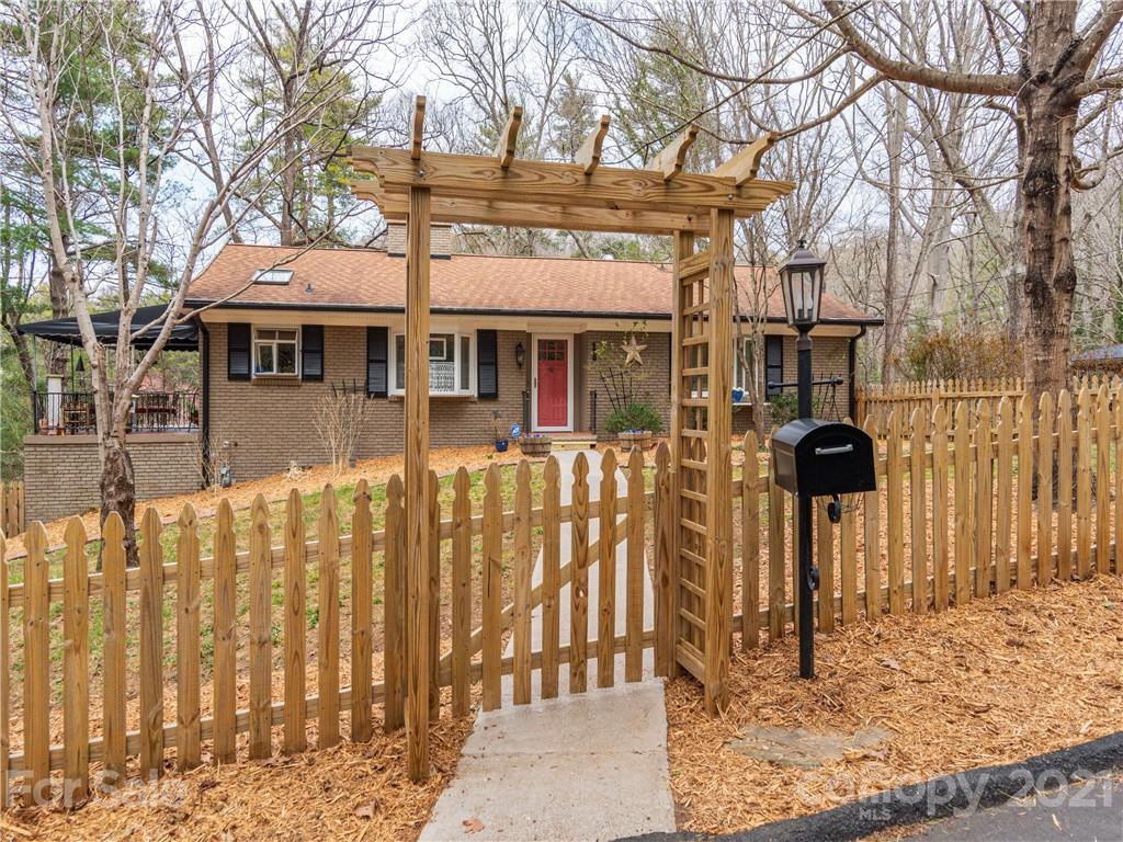 18 Griffing Circle Asheville NC 28804