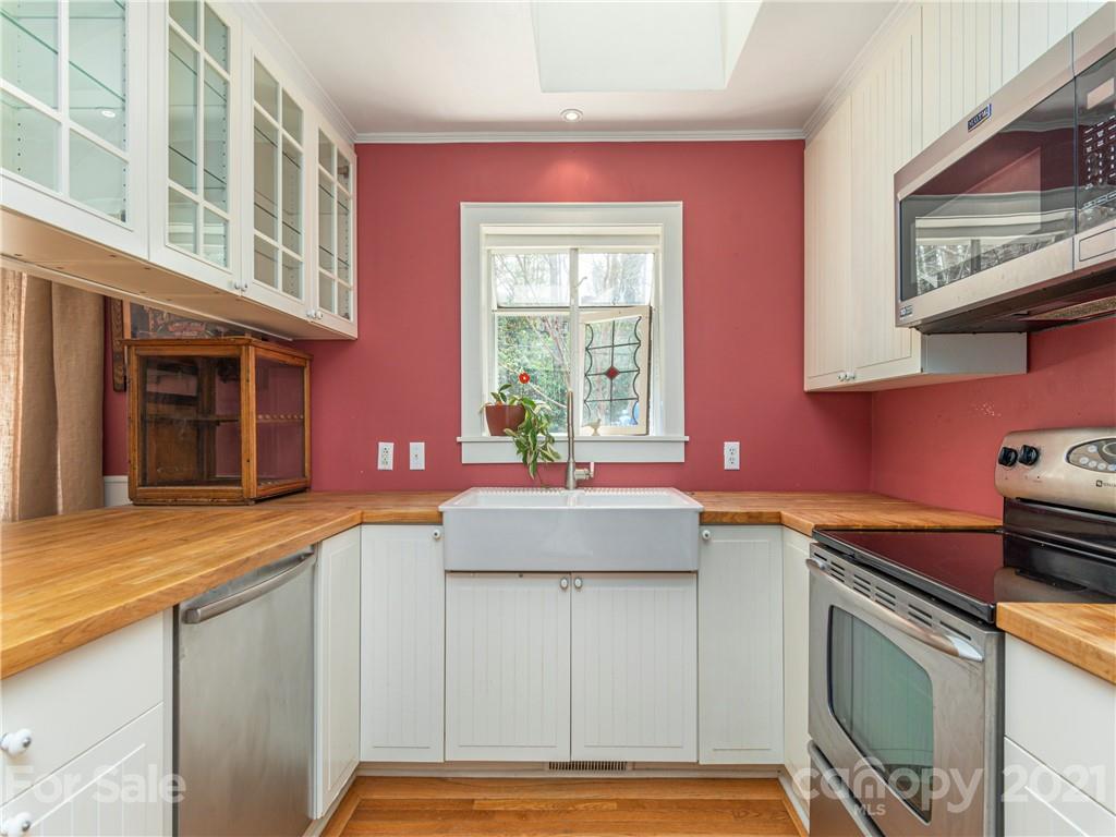 18 Griffing Circle Asheville NC 28804