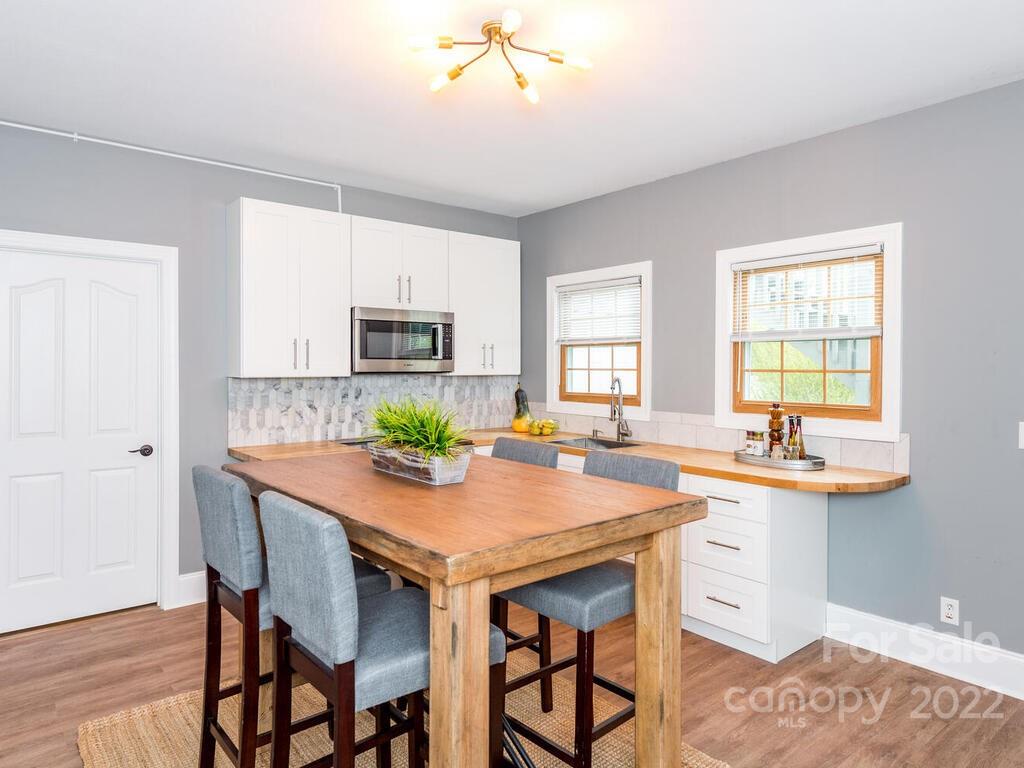 124 Willow Oak Drive Asheville NC 28805