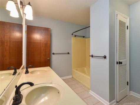 12 Wildwood Circle Fletcher NC 28732