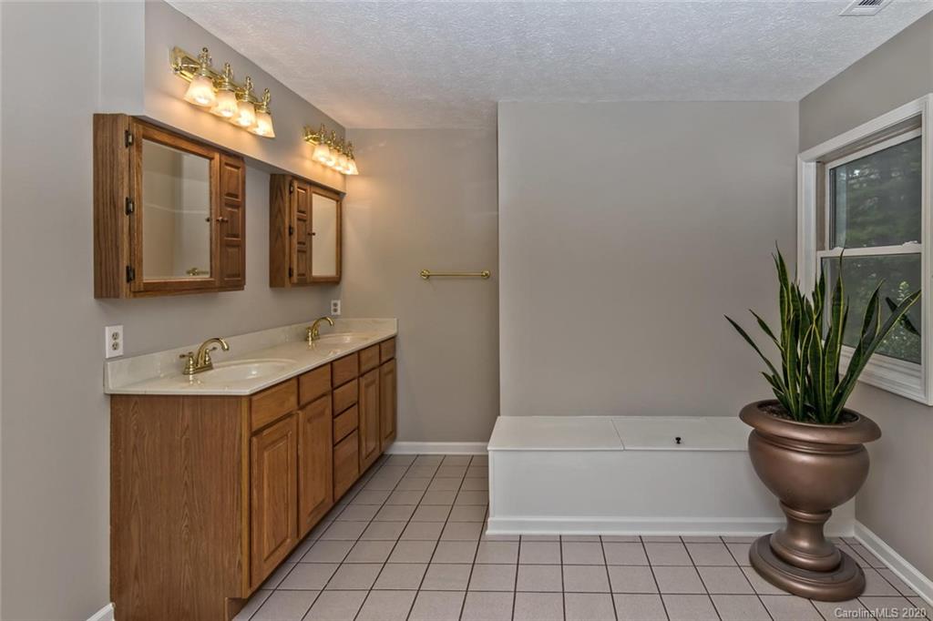 12 La Michele Place Leicester NC 28748