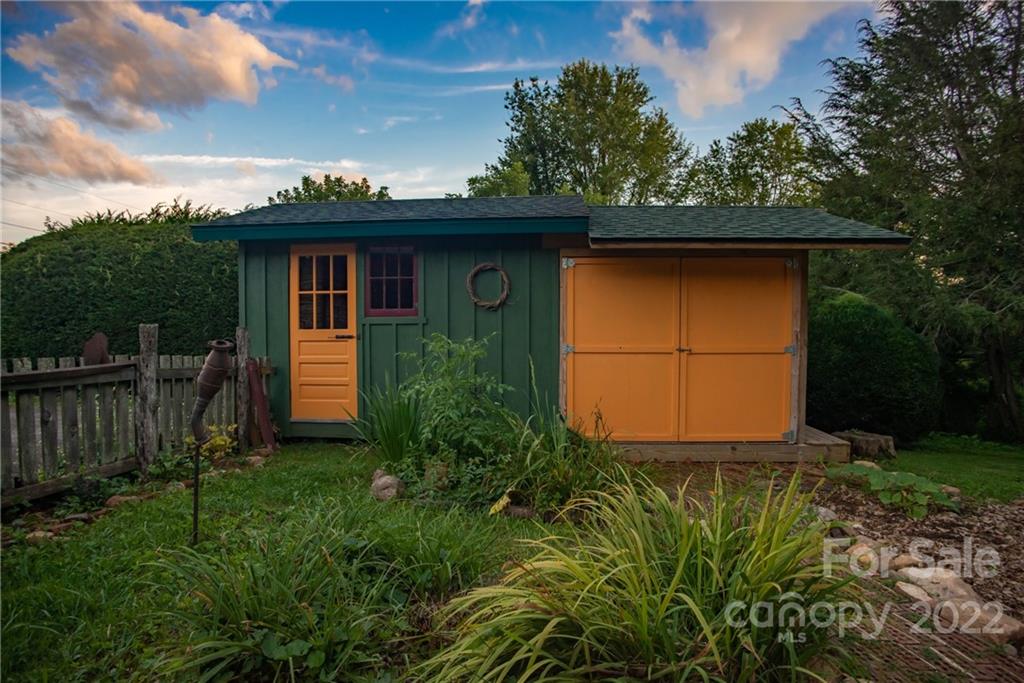 65 Summit Street Burnsville NC 28714