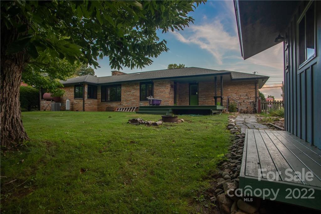 65 Summit Street Burnsville NC 28714