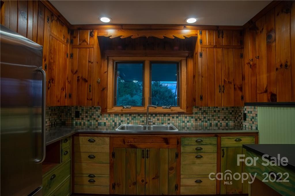 65 Summit Street Burnsville NC 28714