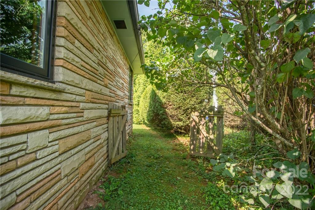 65 Summit Street Burnsville NC 28714