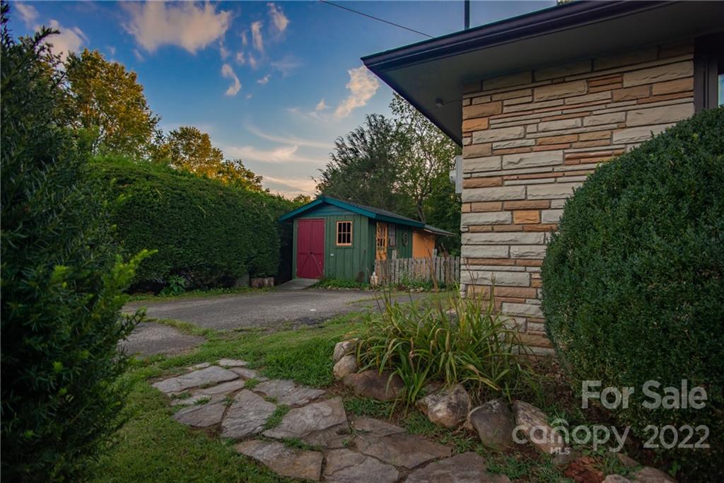 65 Summit Street Burnsville NC 28714