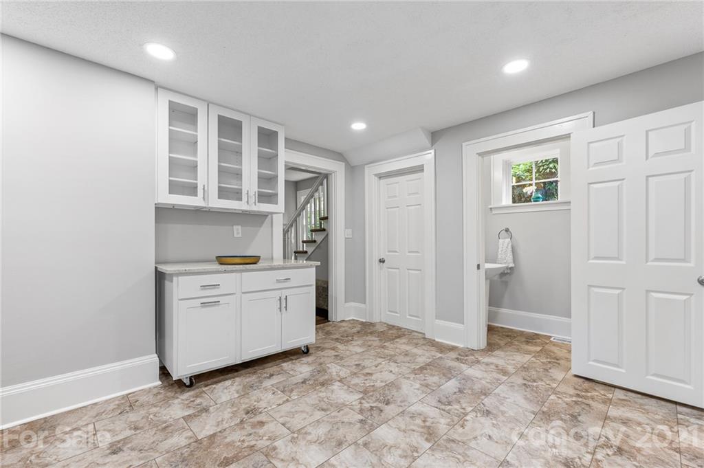 17 Howland Road Asheville NC 28804