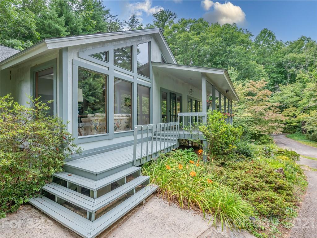 5025 Howard Gap Road Saluda NC 28773